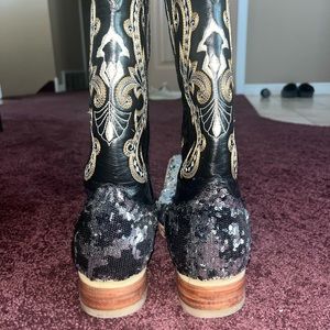 I just bought these are they are too big for me, size 9.5.